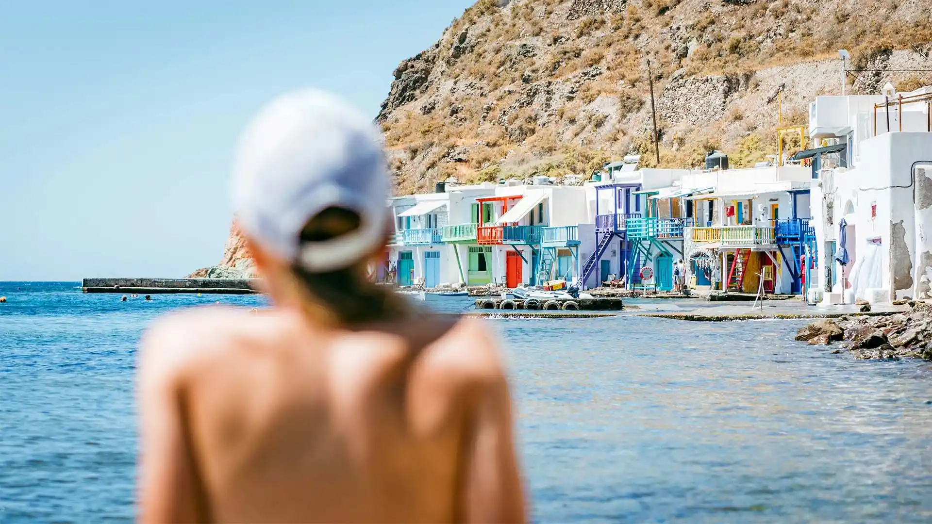 Excursionista observando una ciudad desde lo alto de un mirador