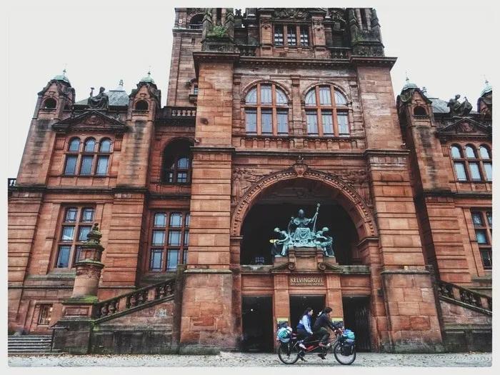 Bicicleta frente al imponente edificio de Kelvin Grove en un día nublado.
