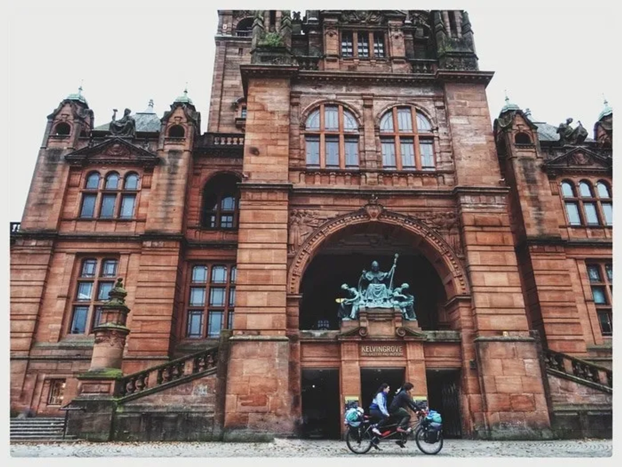 Bicicleta frente al imponente edificio de Kelvin Grove en un día nublado.