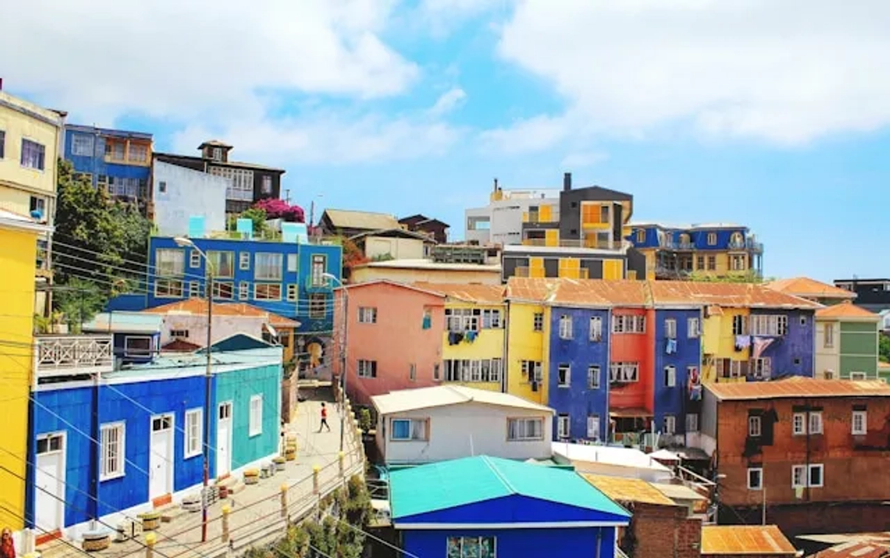 casas muito coloridas em valparaiso no chile, num dia de sol