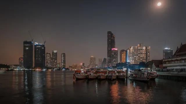 barcos no rio Chao Phraya em bangkok, tailandia