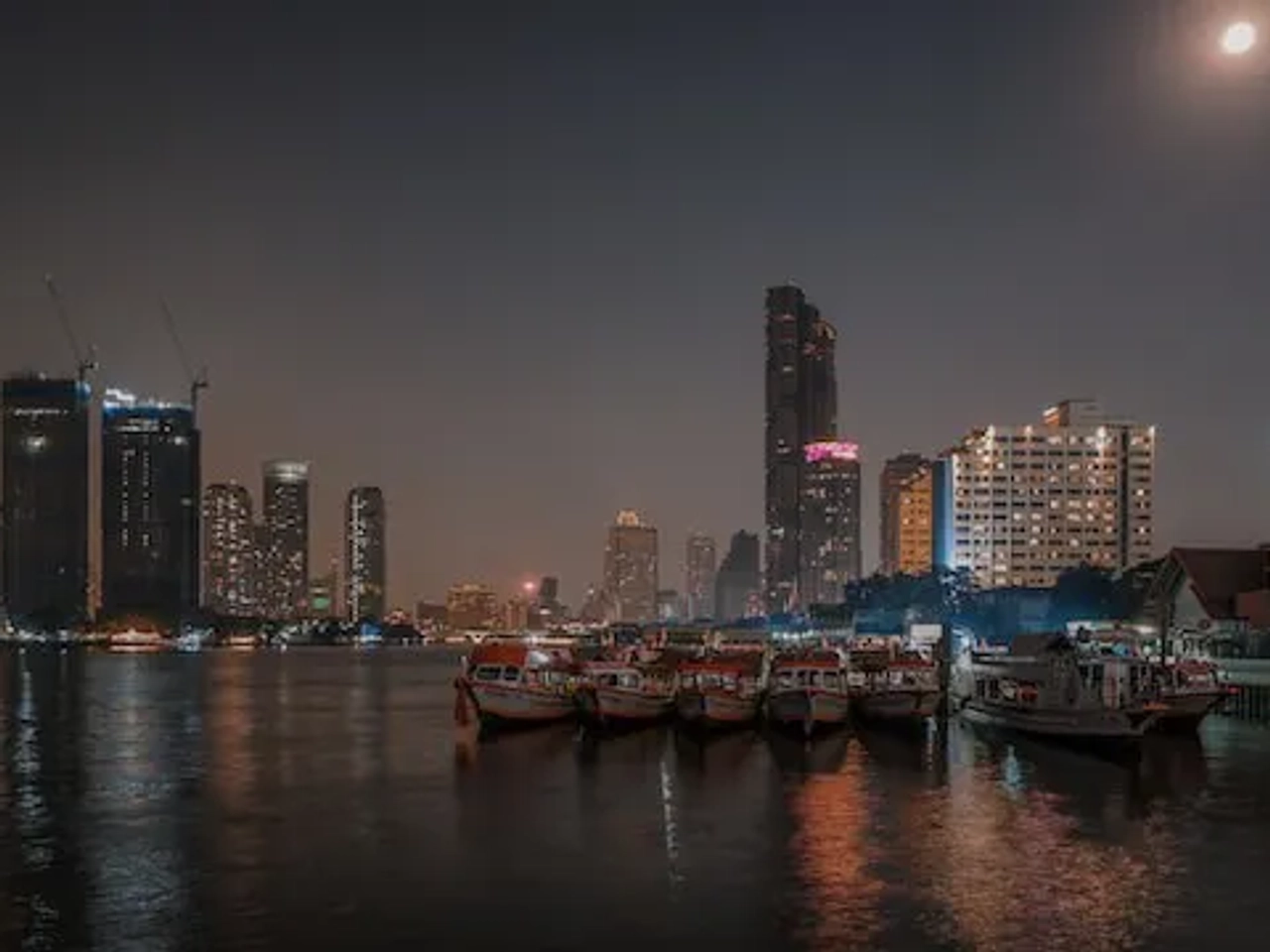 barcos no rio Chao Phraya em bangkok, tailandia