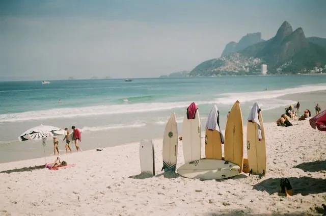 pranchas de surf na praia de ipanema no rio de janeiro