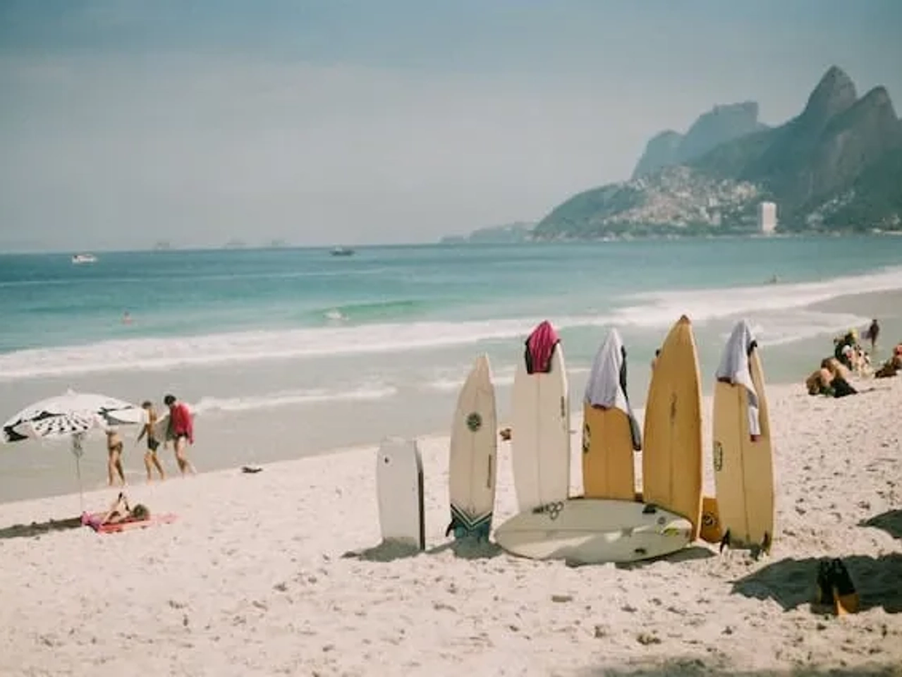pranchas de surf na praia de ipanema no rio de janeiro