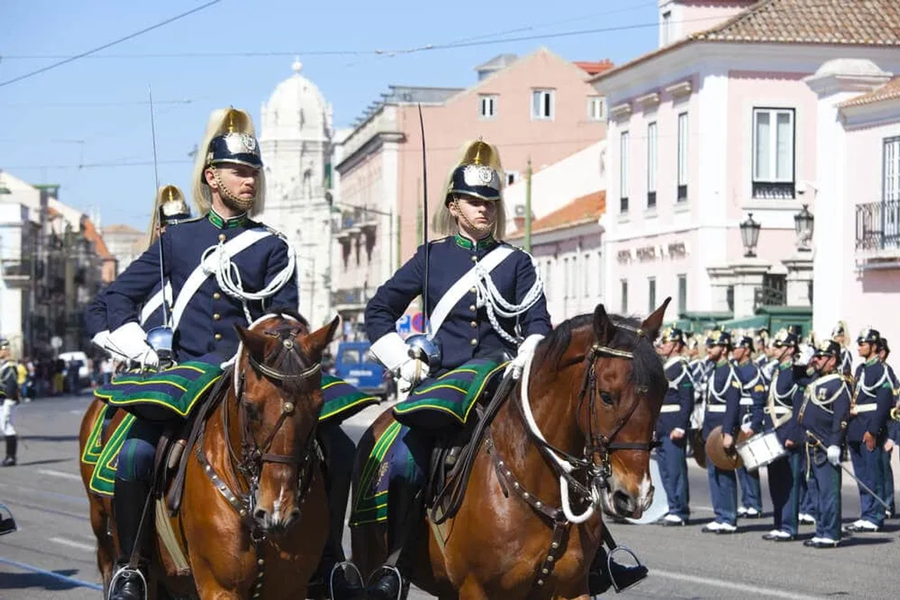 dois gnr a cavalo durante a cerimonia do render da guarda