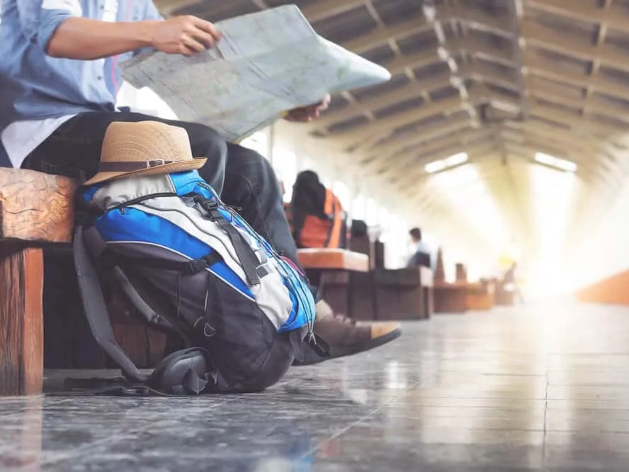 pessoa sentada a consultar mapa