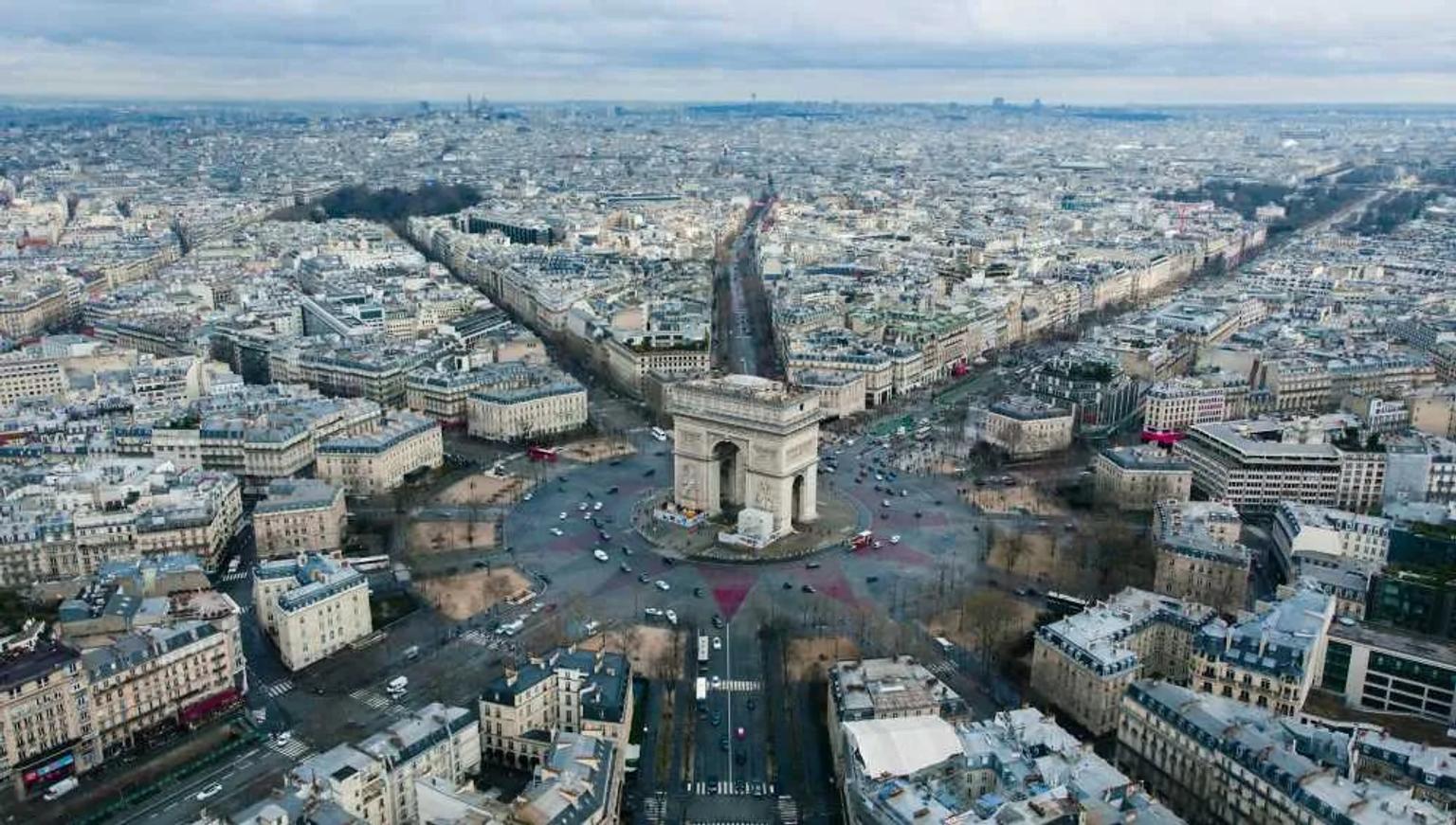 Vista aérea del Arco de Triunfo en París, rodeado de la ciudad.