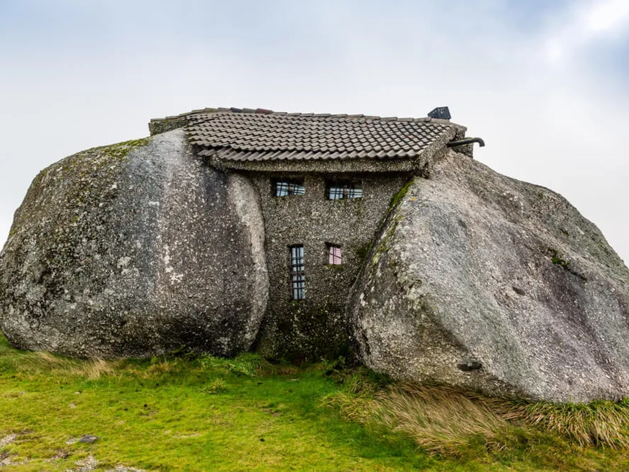 imagem frontal da casa do penedo