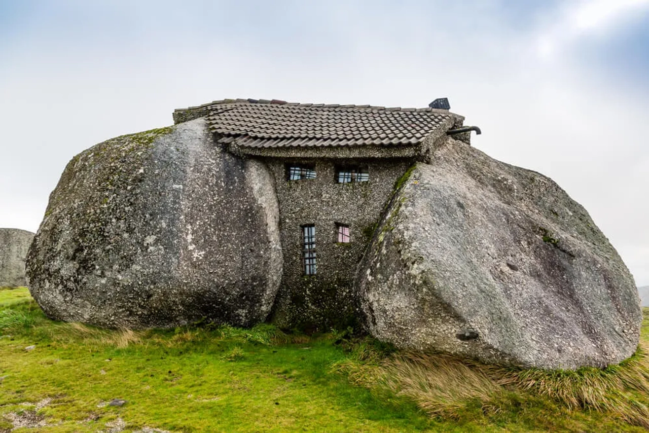imagem frontal da casa do penedo