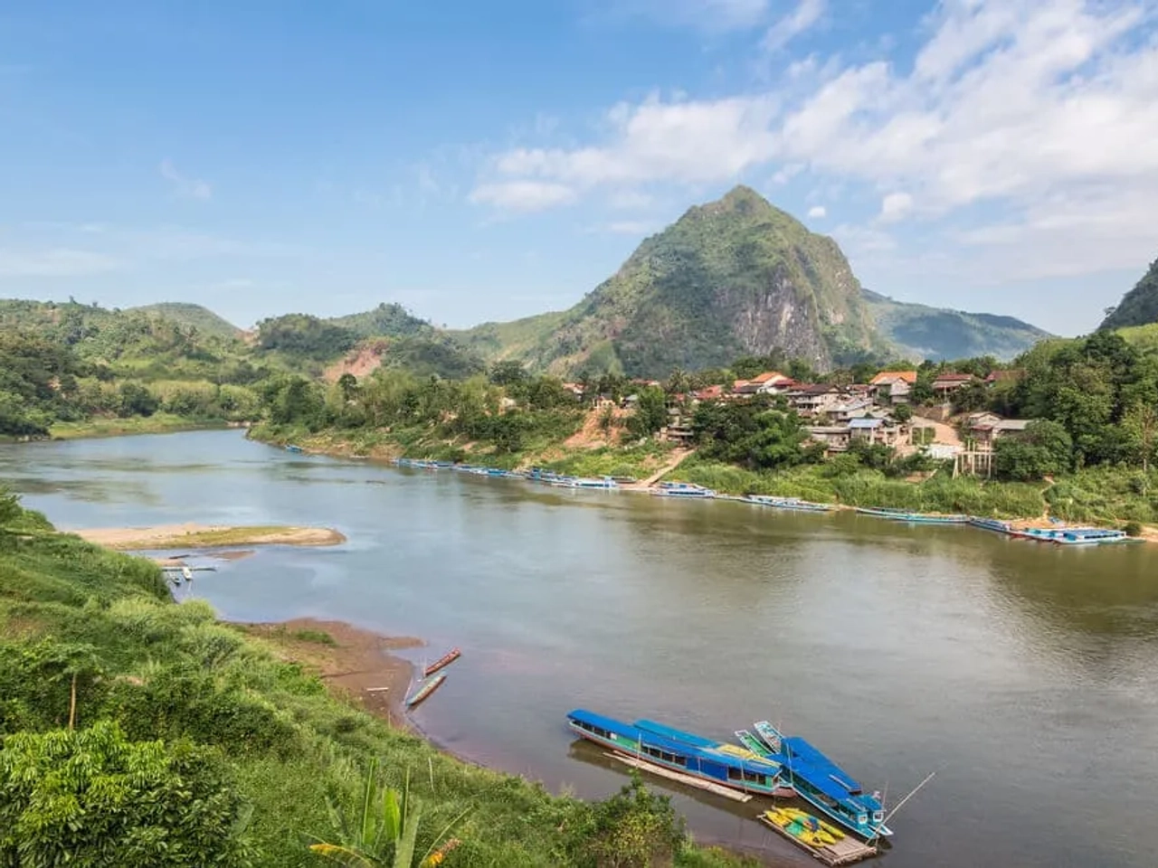 vista do rio, das montanhas e da aldeia de nong khiaw