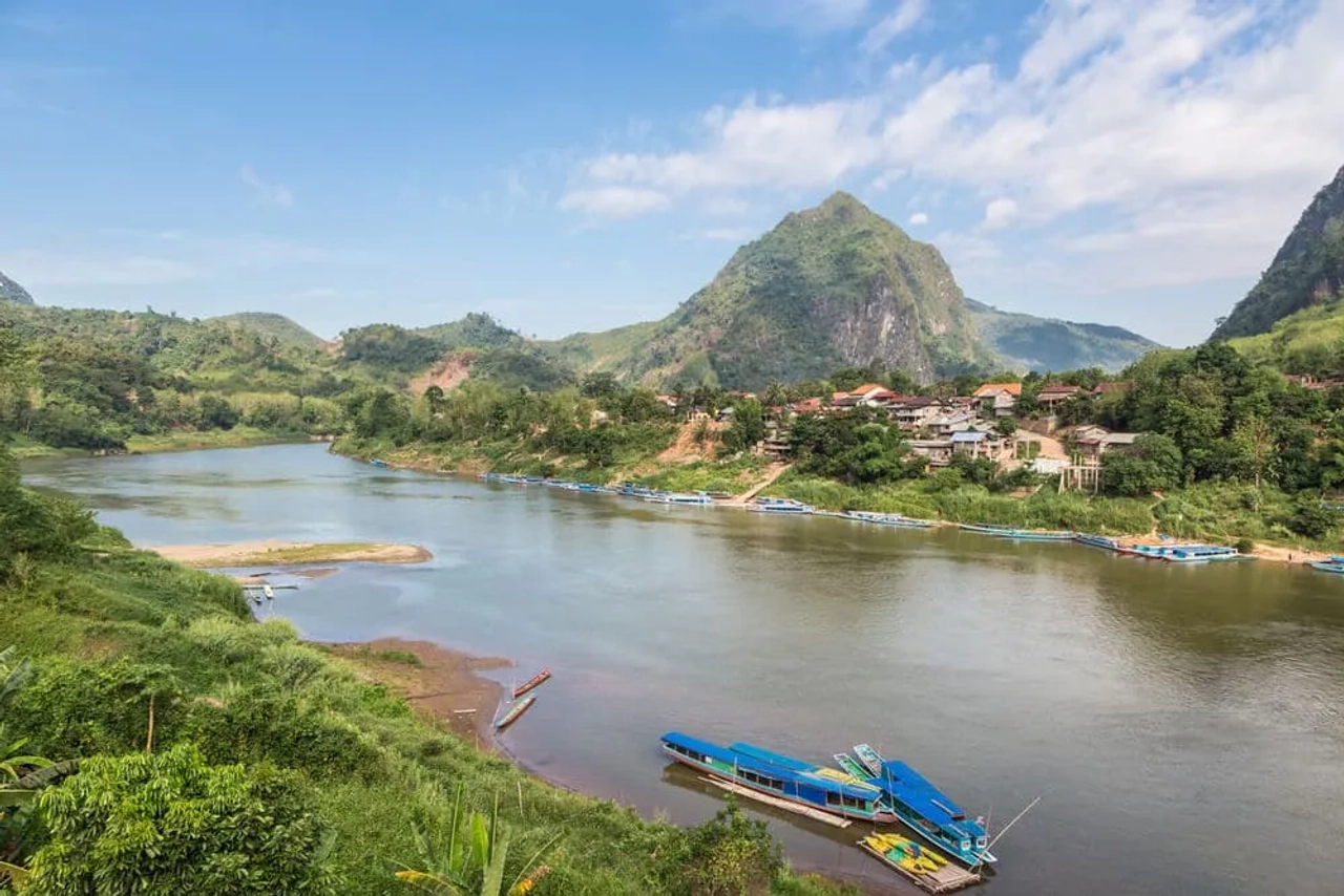 vista do rio, das montanhas e da aldeia de nong khiaw