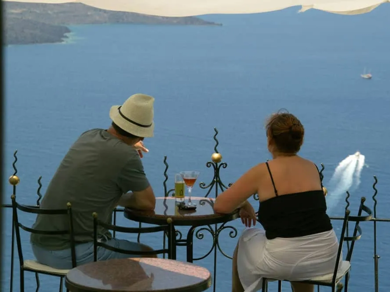 Probar los vinos locales en una bodega de Grecia