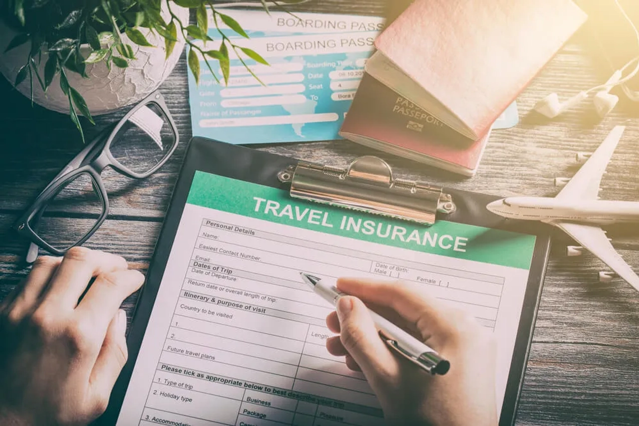 viajante a preencher seguro de viagem