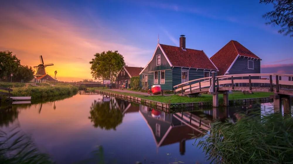 casas na margem do rio em zaanse schans ao por do sol