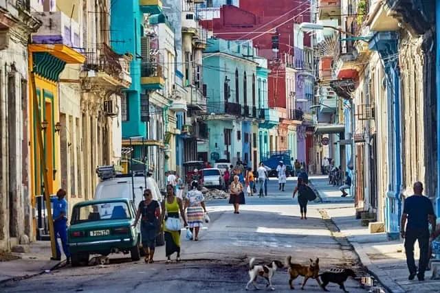 rua movimentada em Havana
