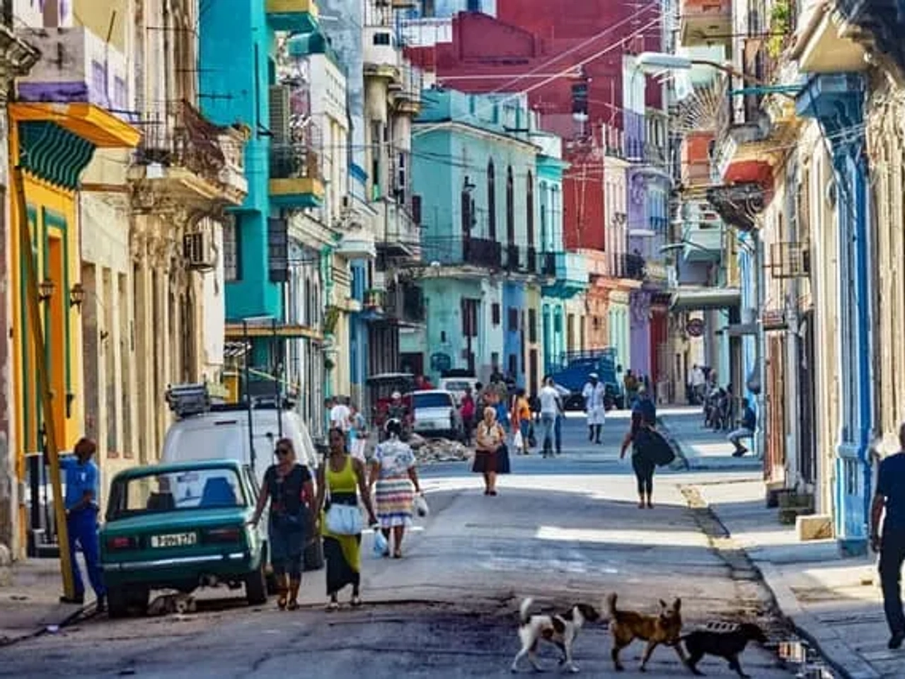 rua movimentada em Havana