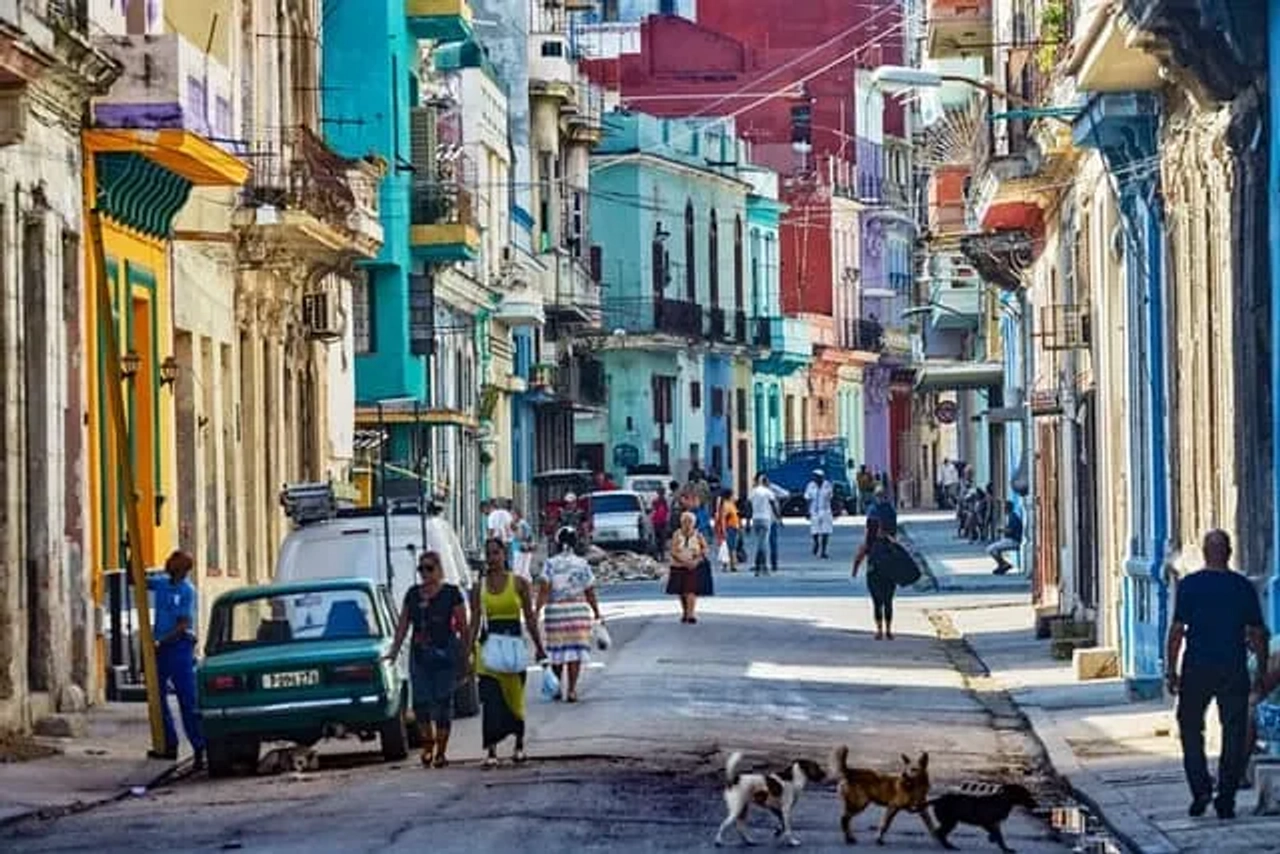 rua movimentada em Havana