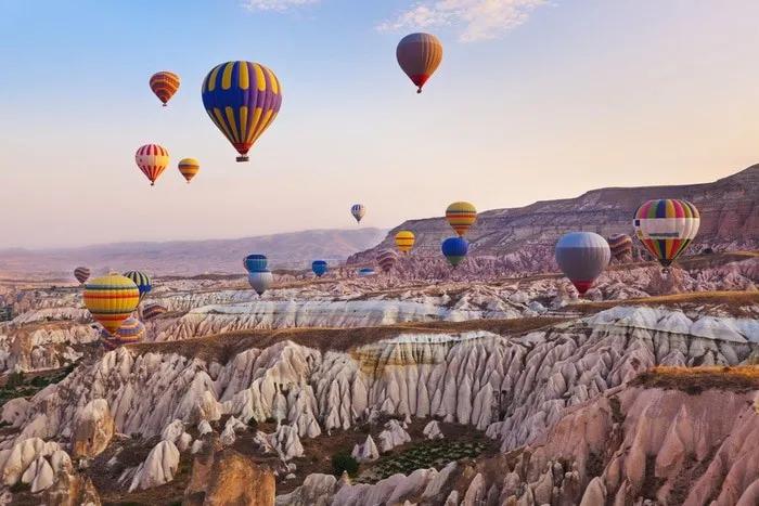 Globos aerostáticos sobre paisajes únicos de Capadocia, Turquía, al amanecer.