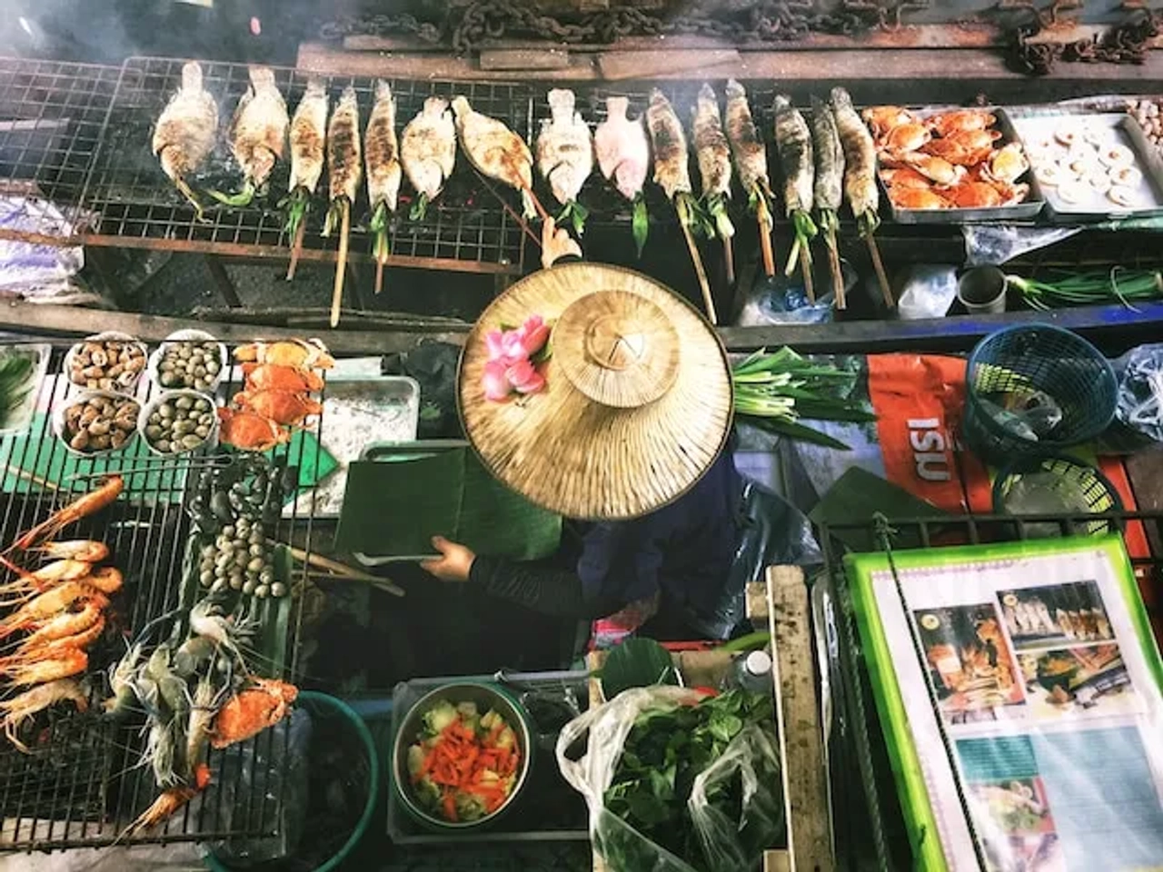 woman cooking in a fodd market in thailand