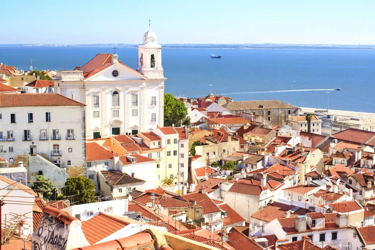 vista de lisboa desde o miradouro de santa luzia