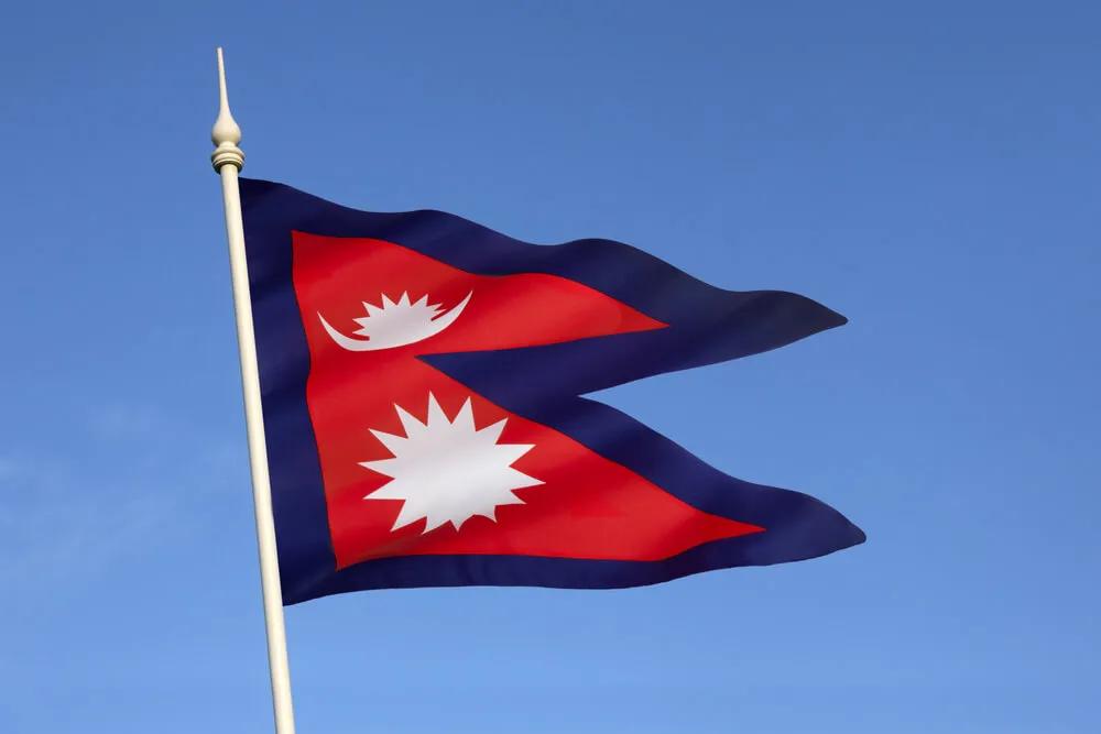 bandeira triangular do nepal ao vento