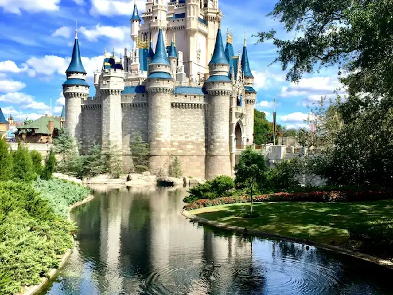 Castillo Disney reflejado en el lago