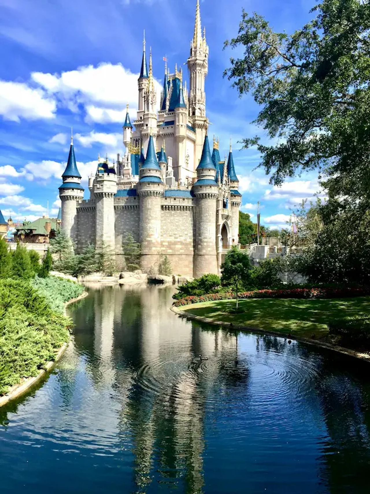 Castillo Disney reflejado en el lago