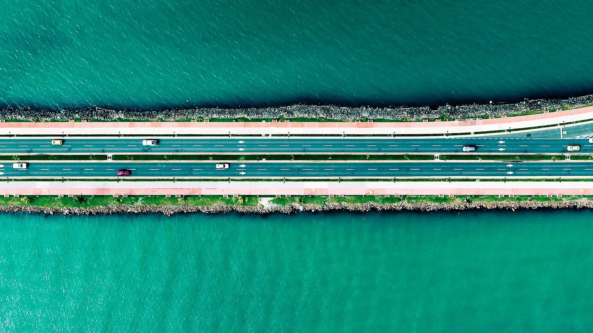 una carretera en el mar en panama