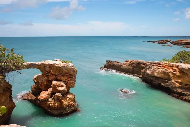vista do cabo rojo para o mar azul turquesa em porto rico