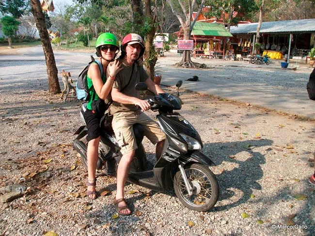 En moto Tailandia