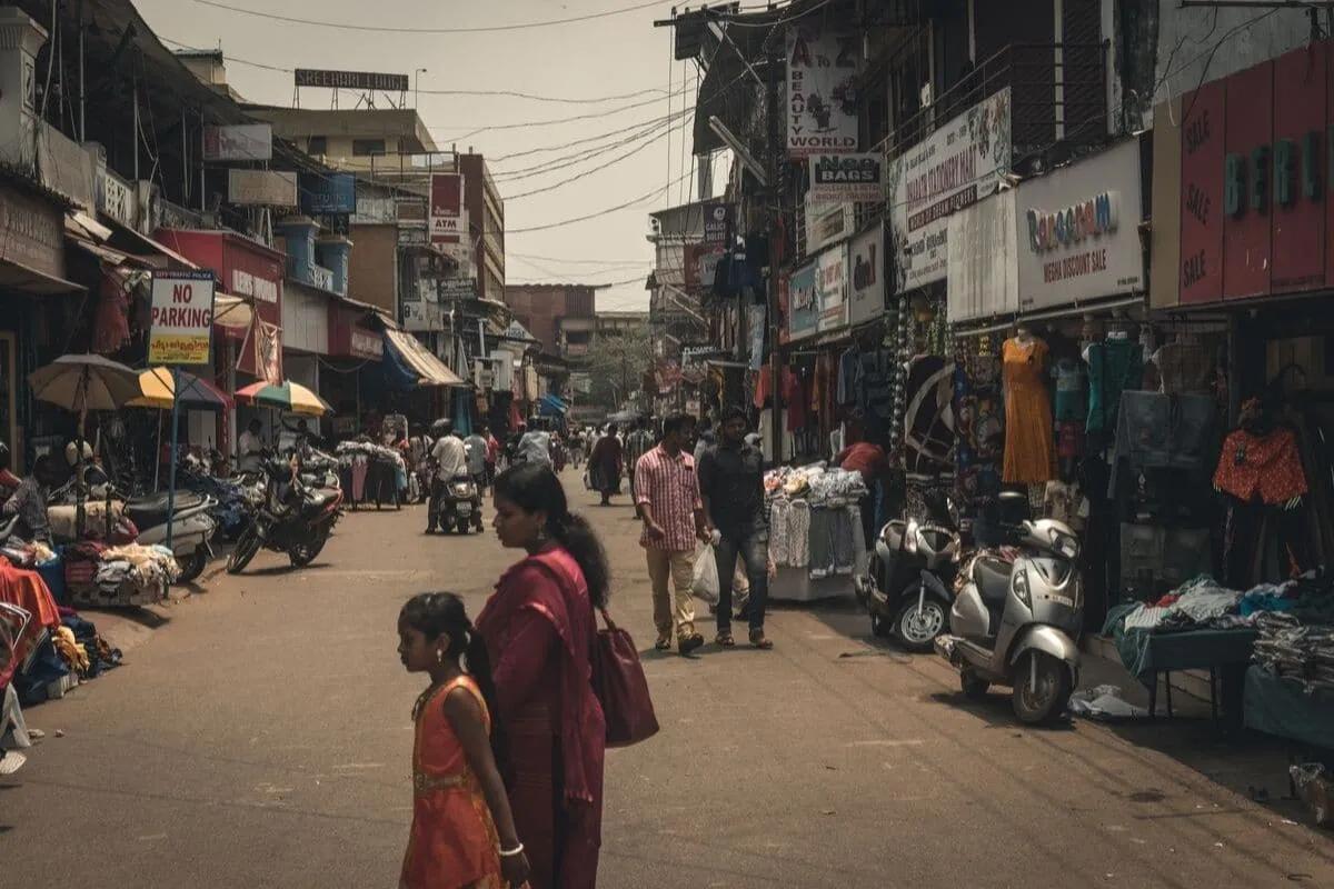 pessoas atravessam a rua em kerala