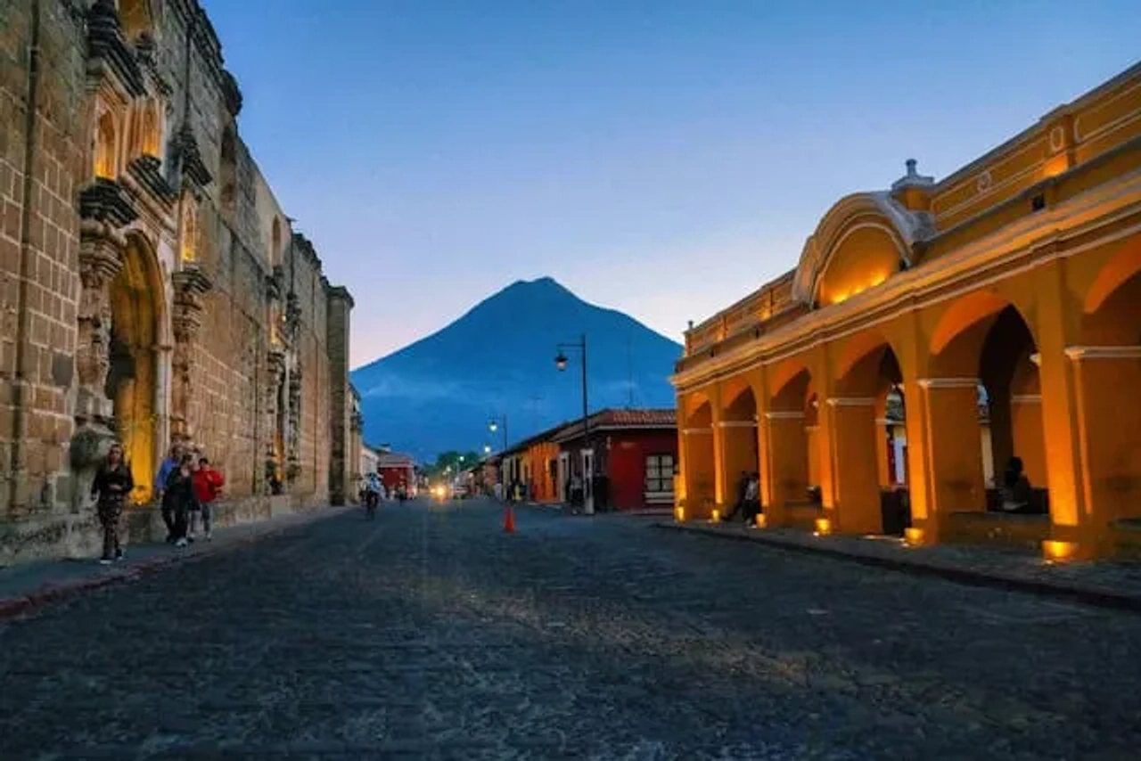 pessoas a passear em Bulevar Villa Deportiva, Guatemala ao por do sol