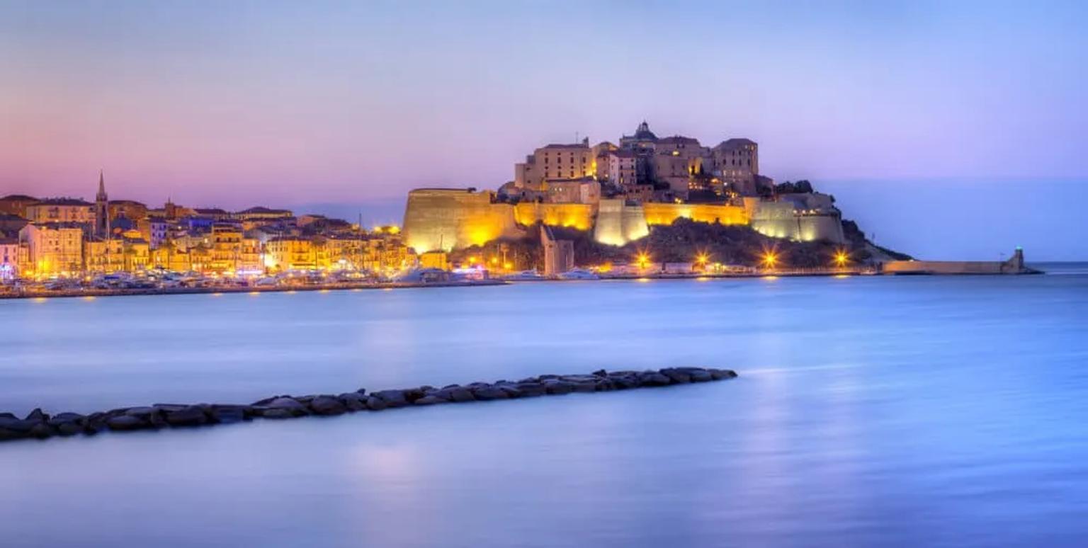 cidade de calvi vista desde o mar