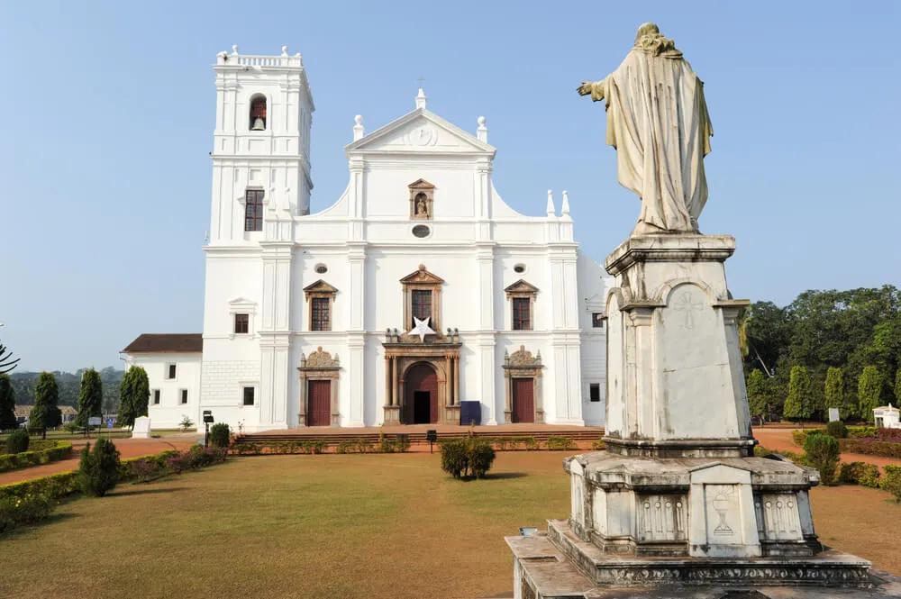 vista frontal da se catedral de goa