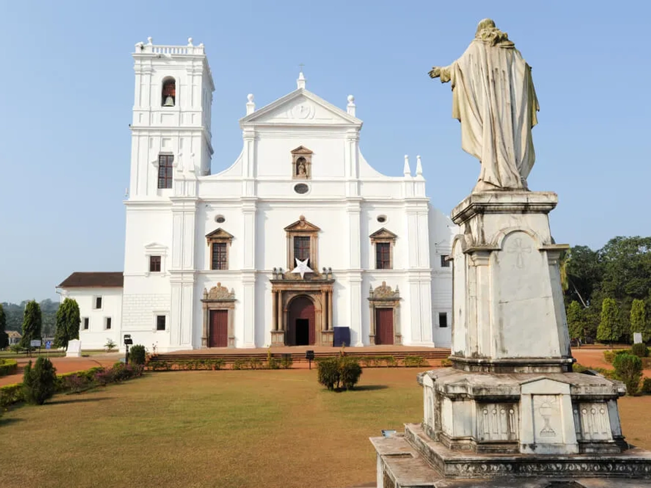 vista frontal da se catedral de goa