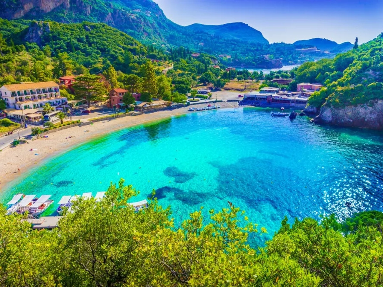 agua azul turquesa numa praia de corfu