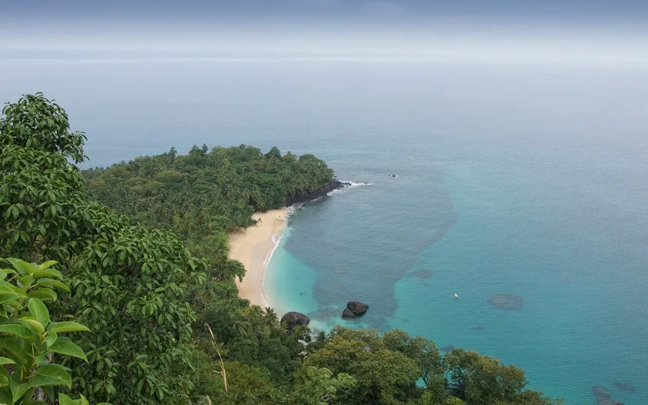 vista aerea da praia banana na ilha do principe