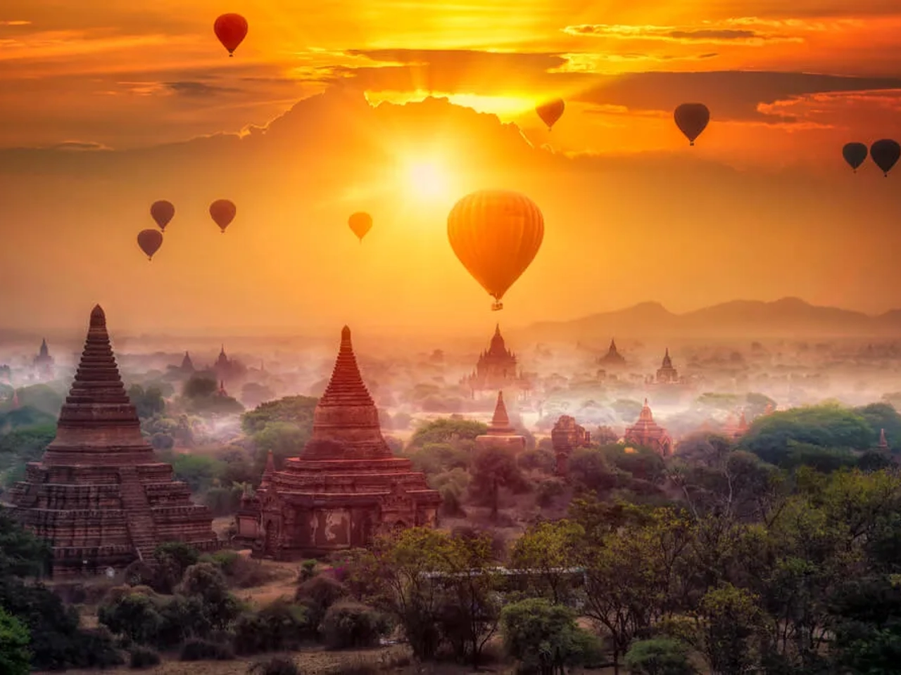 templos em bagan com baoes de ar quente no horizonte