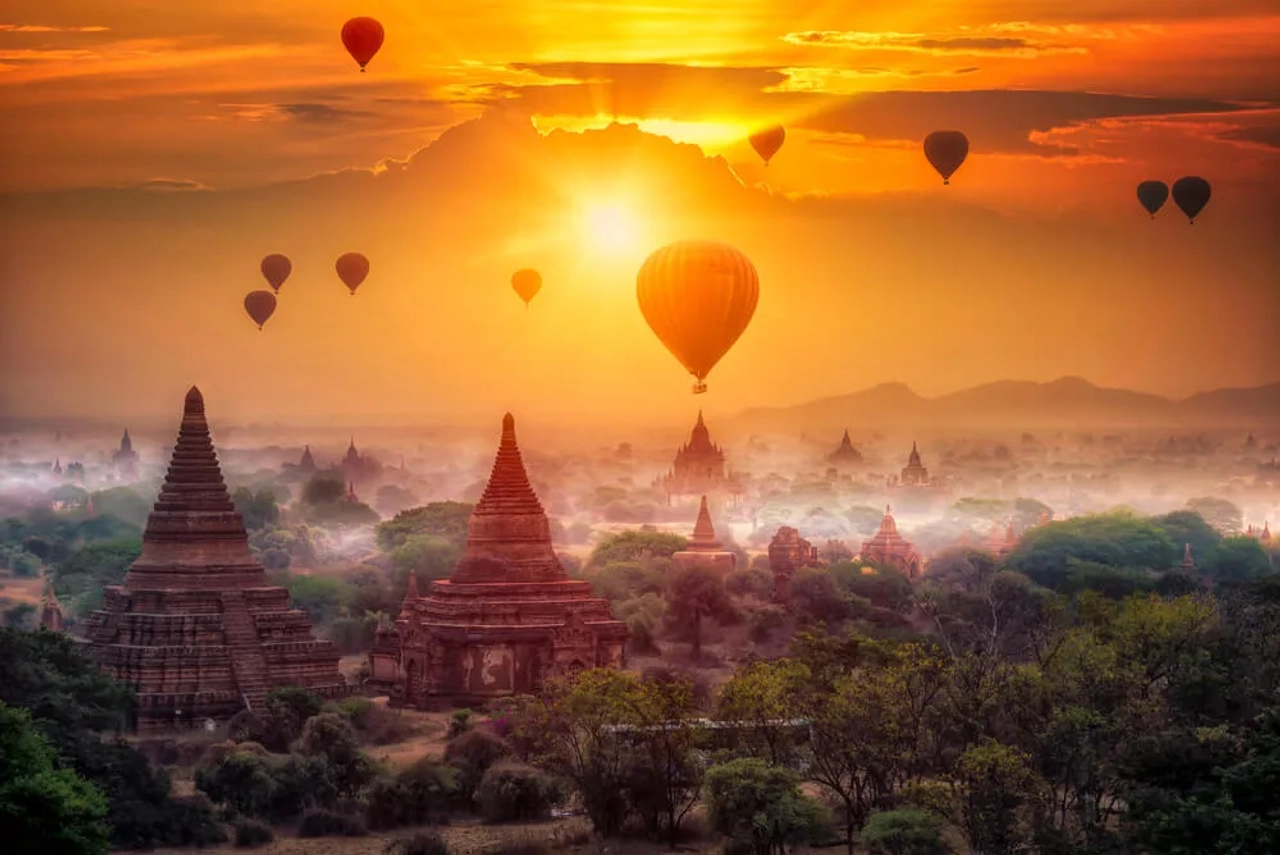 templos em bagan com baoes de ar quente no horizonte