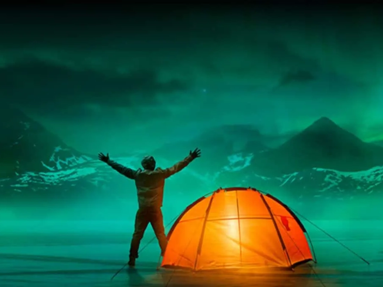 rapaz com tenda laranja ve as auroras boreais