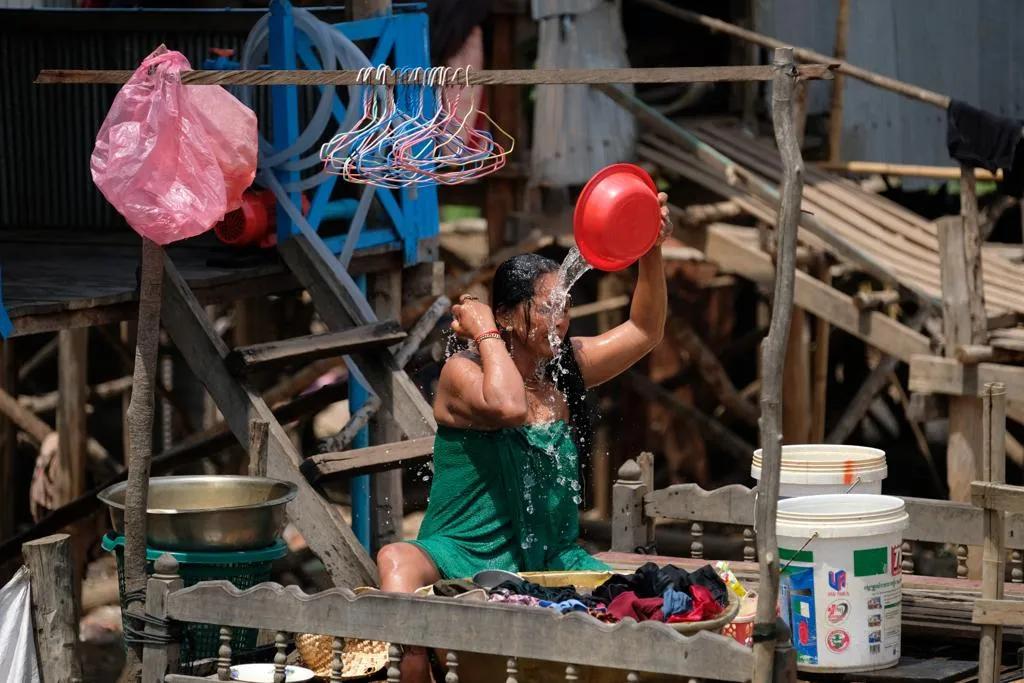 mulher de chong khneas a tomar banho