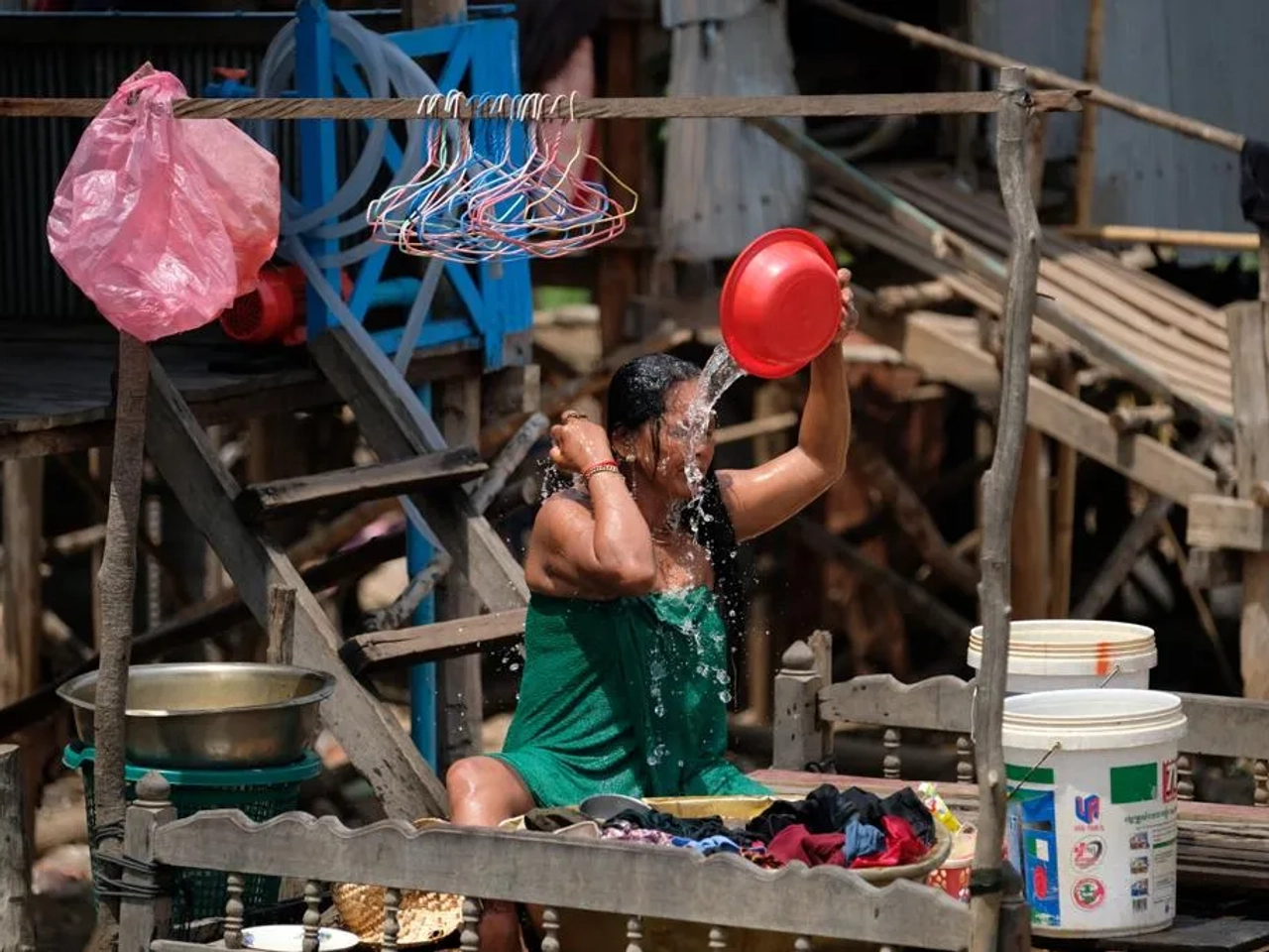 mulher de chong khneas a tomar banho