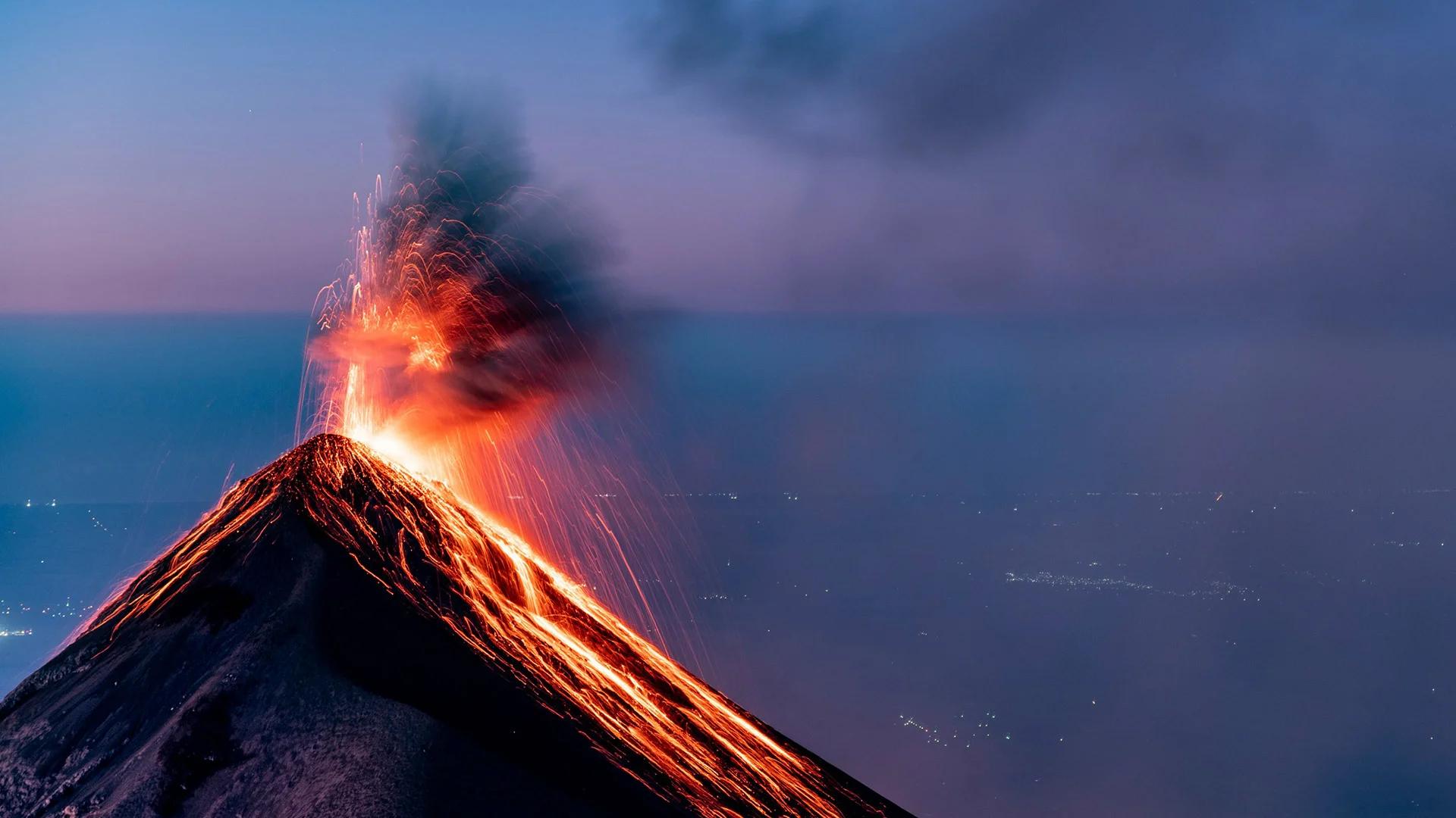 volcan erupcionando en guatemala