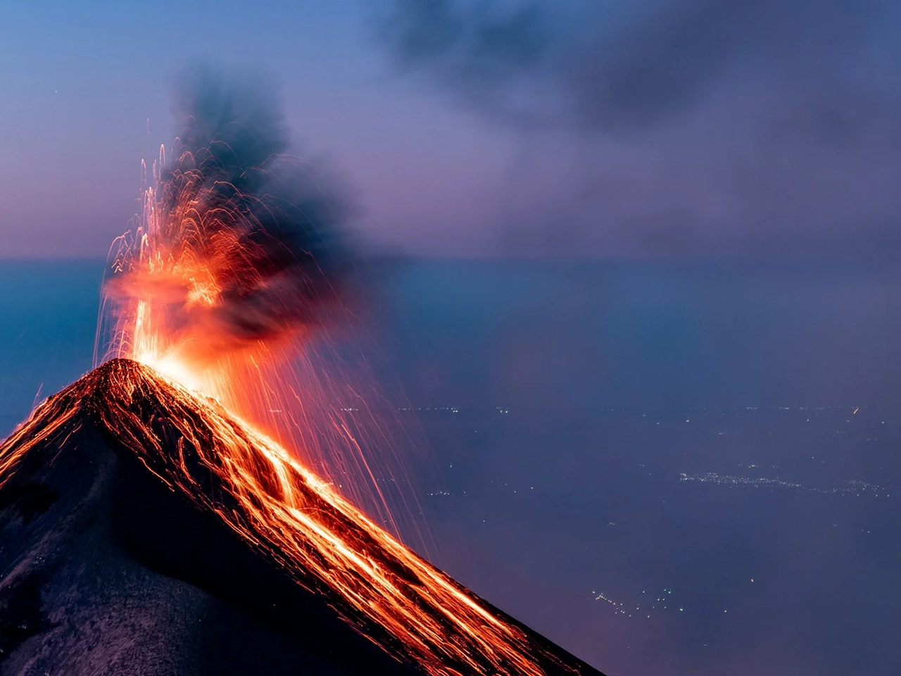 volcan erupcionando en guatemala