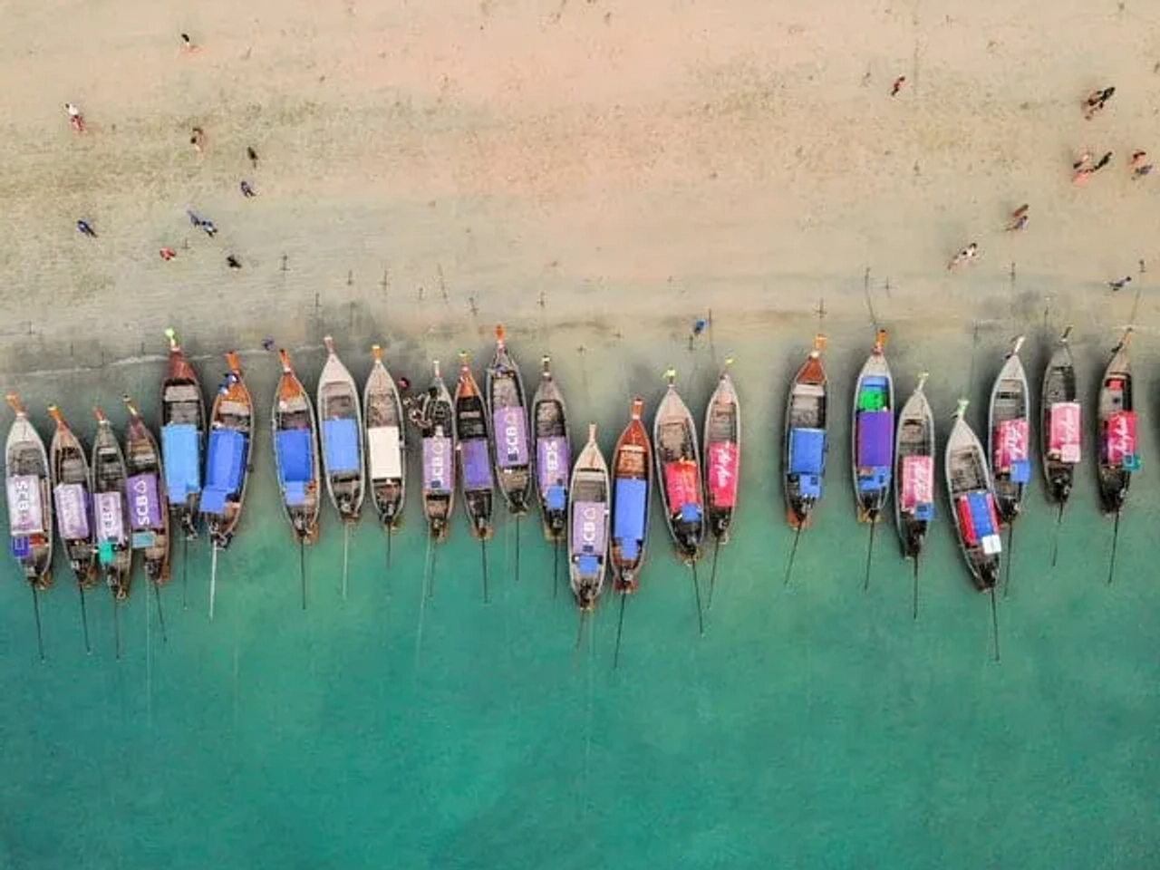 vista aérea dos barcos durante o dia