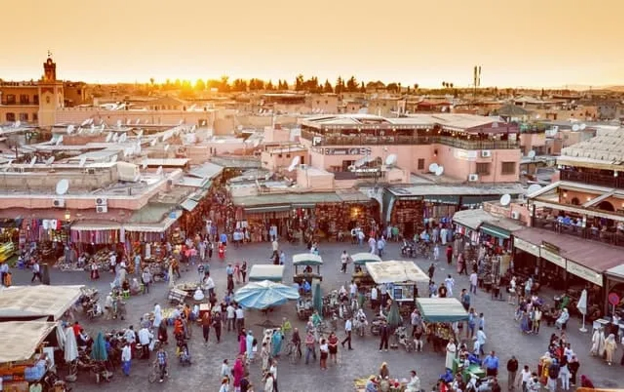O maior mercado de Marraquexe em Marrocos. Jama el Fna - mercado tradicional e símbolo da cidade de Marraquexe