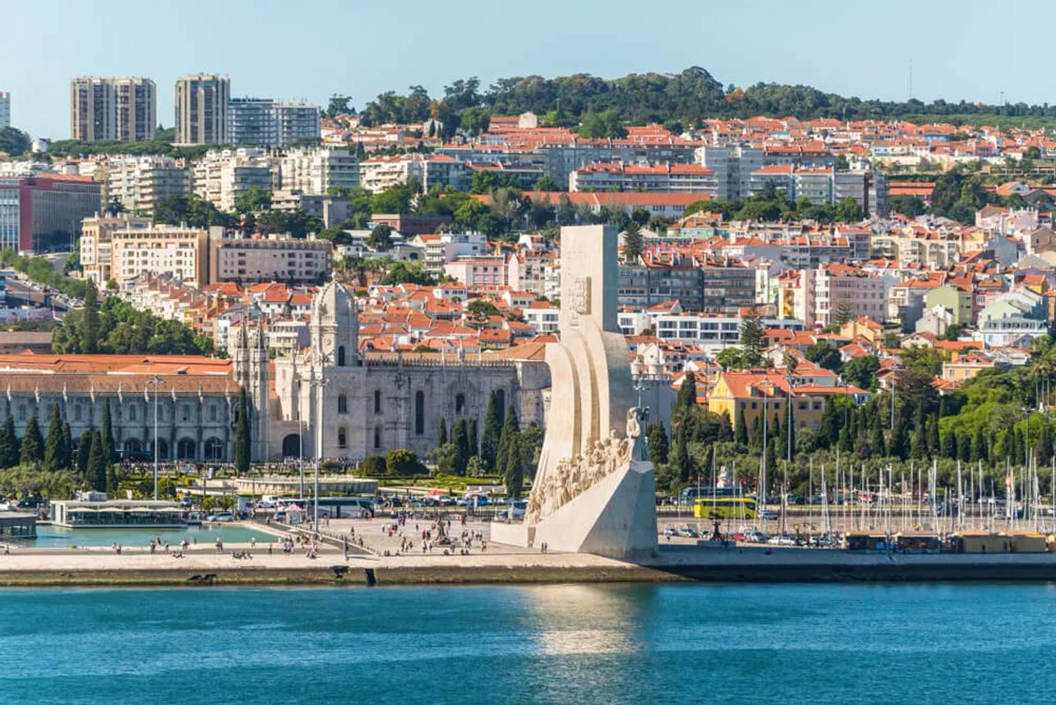 panoramica da zona de belem com o monumento dos descobrimentos e mosteiro dos jeronimos