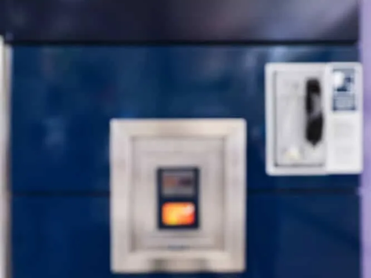 mão a segurar um octupus card para usar nos transportes de hong kong