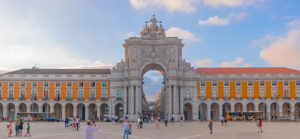 praça do comercio e arco da rua augusta de lisboa