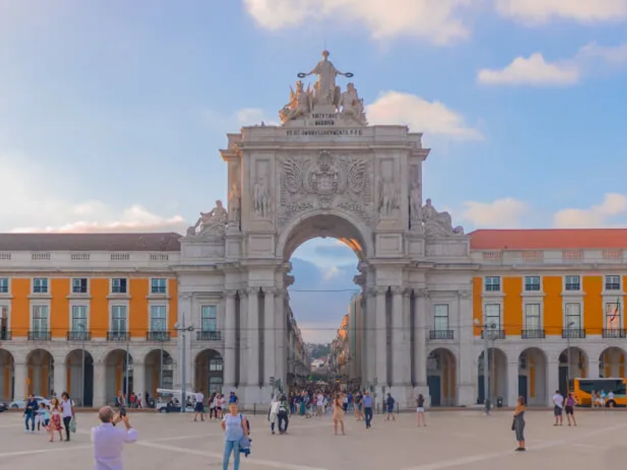 praça do comercio e arco da rua augusta de lisboa